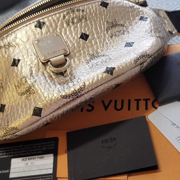🎁SOLD🎁 MCM GOLD Fanny Pack Berlin Gold. - Picture 8 of 9